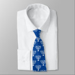 Corbata de cuello con motivos judíos azules y blan<br><div class="desc">Corbata de cuello con motivos menorah judía azul y blanco. Regalo de corbata de cuello de Personalizado para papá,  hijo,  tío,  abuelo,  esposo,  profesor,  jefe,  compañero de trabajo,  amigo,  padre,  abuelo,  novio boda,  jefe etc. Personaliza o personalizar color de fondo. Un regalo de Navidad para él.</div>