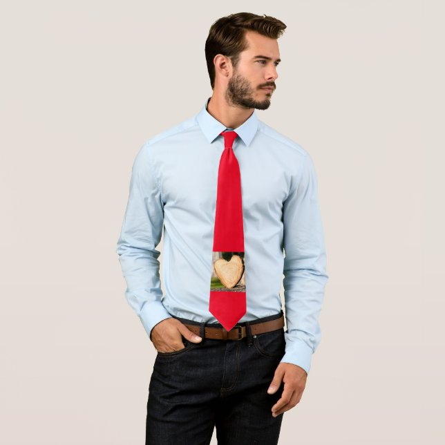 corbata de cuello de corazón de madera (In situ)