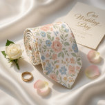 Corbata Delicada Primavera en Pastel<br><div class="desc">Lleva un romance sin esfuerzo a cualquier ocasión con esta elegante corbata de seda crema que presenta un delicado patrón floral en suave melocotón, rosa pálido y azul polvo, inspirado en las clásicas estampas de Liberty London. Perfecta para bodas de primavera y verano, fiestas de jardín, celebraciones de Pascua o...</div>
