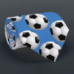Corbata Deportista de las bolas de fútbol<br><div class="desc">Esta corbata es una gran elección para el futbolista,  entrenador o hincha,  y tiene un patrón de fútbol sobre un fondo azul. Puede cambiar el fondo a cualquier otro color utilizando la opción "personalizar it".</div>