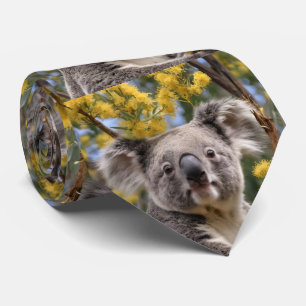 Corbata "Descanso en oro: Un Koala en un árbol de batalla"
