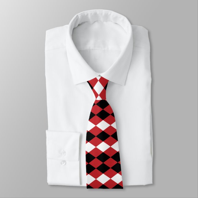 Corbata Diamante geométrico blanco y negro sobre fondo roj (Atado)