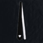 Corbata Diseño blanco y negro del corazón del amor<br><div class="desc">Un corazón blanco en un fondo negro.</div>