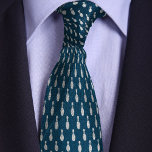 Corbata Diseño de bolas simples azules<br><div class="desc">A veces simple hace el mejor diseño, y el complemento perfecto para el armario de un fanático de la bolera. Este diseño minimalista de bolas de bolera le gustará (y se usará regularmente). Asegúrese de recoger un par de calcetines a juego, creando una combinación de regalos única para el Día...</div>