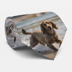 Corbata "Diversión costera: Cocker Spaniel juega en el océ