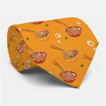 Corbata Divertidos fideos de Ramen en todo el mundo<br><div class="desc">Esta corbata llamativa le dará un toque divertido y caprichoso a cualquier conjunto. La impresión de todo el edificio incluye adorables fideos de ramen de diversas formas y tamaños, nadando en un mar de caldo salado. Es la manera perfecta de mostrar tu amor por el ramen, o simplemente agregar un...</div>