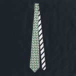 Corbata Dominos blancos con puntos negros en tonos verdes<br><div class="desc">Los ilustraciones simples a mano de dominó en blanco con estampado negro o puntos sobre ellos están dispuestos en un patrón contra un fondo verde en esta corbata. Es perfecto para cualquiera que ame jugar dominó y otros juegos.</div>
