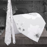 Corbata Dove Grey On White Garden Peony Boda Necesario<br><div class="desc">Una corbata blanca boda de cuello con fondo gris de paloma claro con flores blancas de peonías y brotes verdes en una corbata de cuello boda floral/verde de llave alta.</div>