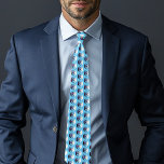 Corbata Dragones Amor Corazón Azul<br><div class="desc">Un dragón morado y un dragón blanco en el aire con un corazón rosa celta y rojo entre ellos en el fondo de azul.</div>