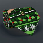 Corbata Dulce Navidades feos<br><div class="desc">Comparte algunas risas esta temporada navideña con este divertido "Suéter Navidad Feo" en rojo festivo, verde, blanco y marrón. Dos renos saltando, entre un árbol de vacaciones, hileras horizontales de copos de nieve blancos y otros elegantes patrones decorativos. Esta divertida apariencia de patrón de tejido de suéter de punto cruzado...</div>