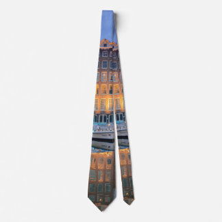 Corbata Edificios urbanos en el río