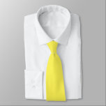 Corbata El atuendo Boda de Groom color amarillo claro de m<br><div class="desc">El Boda Suite Outfit de Groom,  de moda y de color amarillo llano,  está atado al cuello.</div>