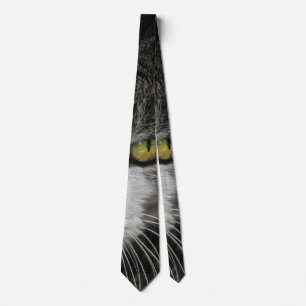 Corbata El bebé mira el dedo del cuello