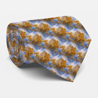 Corbata El cielo azul del otoño deja el arte de la natural