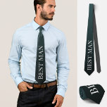 Corbata El mejor hombre pide el cuello del boda de solterí<br><div class="desc">Esta hermosa corbata personalizado muestra la palabra mejor hombre en gris claro sobre un fondo de gradiente negro claro y oscuro. Una forma divertida pero sutil y elegante para complementar su equipo boda, o para añadir un toque divertido a las fotos bodas. Además, sirve como un divertido accesorio para que...</div>