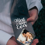 Corbata El mejor regalo de la hija<br><div class="desc">En el día de tu boda,  recuerda a tu papá el adorable pequeño que alguna vez fue regalándole esta corbata personalizada de padre de la novia con tu padre y tu foto de tu infancia. Alternativamente,  sorprenderlo con este gesto dulce como regalo del Día del Padre</div>