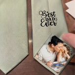 Corbata El mejor regalo de papá de Daughter Sage green<br><div class="desc">En el día de tu boda, recuerda a tu papá el adorable pequeño que alguna vez fue regalándole esta corbata verde del padre de la novia personalizada que te muestra a ti y a tu padre y tu foto de la infancia. Alternativamente, sorprenderlo con este gesto dulce como regalo del...</div>