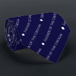 Corbata El padre del blanco roto sobre el azul marino<br><div class="desc">Esta divertida corbata de cuello azul marino es el accesorio perfecto para el padre del novio en tu boda. Presenta un diseño simple y elegante con la palabra "Padre del Groom" escrita en un sofisticado tipo de letra blanco mayúscula, y repitiendo en un patrón diagonal con separadores de diamantes. Forma...</div>
