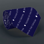 Corbata El padre del blanco roto sobre el azul marino<br><div class="desc">Esta divertida corbata de cuello azul marino es el accesorio perfecto para el padre del novio en tu boda. Presenta un diseño simple y elegante con la palabra "Padre del Groom" escrita en un sofisticado tipo de letra blanco mayúscula, y repitiendo en un patrón diagonal con separadores de diamantes. Forma...</div>
