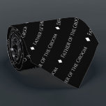 Corbata El padre del novio repite el texto blanco sobre ne<br><div class="desc">Esta divertida corbata de cuello negro es el accesorio perfecto para el padre del novio en tu boda. Presenta un diseño simple y elegante con la palabra "Padre del Groom" escrita en un sofisticado tipo de letra blanco mayúscula, y repitiendo en un patrón diagonal con separadores de diamantes. Forma perfecta...</div>