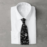 Corbata El patrón de iconos de Goonies<br><div class="desc">Las tonterías | Mira este divertido patrón con varios íconos de la película,  con bicicletas,  barcos piratas y citas!</div>