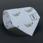 Corbata El polvoriento azul boho Boda ruso occidental Groo<br><div class="desc">Sus padrinos lucirán fantásticos en estas corbatas. Este cráneo de vaca de estilo occidental forma parte de nuestra colección rústica de boho y está adornado con flores. También tiene un encanto rústico, lo que lo hace ideal para un boda moderno. En un fondo azul polvoriento, este es un aspecto divertido...</div>