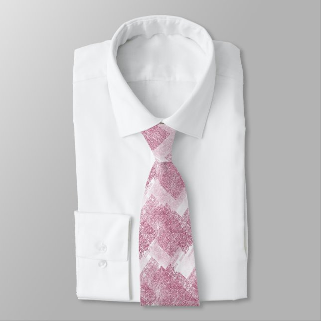 Corbata El rosa brilla sobre el blanco. (Atado)