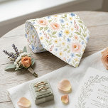 Corbata elegante con arte floral pastel único<br><div class="desc">Corbata única con un encantador patrón contemporáneo de estilo shabby chic francés. Presenta un diseño floral botánico con hermosas rosas de color rosa pastel, margaritas azul claro, flores amarillas soleadas y hojas de color verde salvia, todo sobre un fondo blanco. Diseño único, bonito, decorativo, elegante y de moda para el...</div>