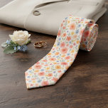 Corbata elegante con estampado de arte floral<br><div class="desc">Corbata única con un encantador patrón contemporáneo de shabby chic francés. Presenta un diseño floral botánico con hermosas rosas rosadas y rojas pastel, margaritas azul claro, flores amarillas soleadas y hojas verde salvia, todo sobre un fondo crema. Diseño único, bonito, decorativo, de moda y tendencia para el hombre de negocios...</div>