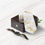Corbata Elegante estilo Relieve metalizado dorado en Moda<br><div class="desc">Relieve metalizado dorado elegante | Cuello de mármol blanco con un patrón más amplio de mármol blanco a la moda y venas de mármol de color oro suave a lo largo de todo el Relieve metalizado. El patrón se puede redimensionar para una variedad de miradas. Perfecto para su boda, elegante...</div>