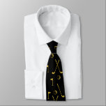 Corbata Elegante Golfista De Patrón De Golf Negro Y Oro<br><div class="desc">Patrón mínimo de golf de oro con palos, pelotas y banderas para jugadores de golf. Regalo para golf club, golf, golf, equipo, entrenador. Monocromo dorado moderno de moda de golf negro y blanco patrón de golf de golf regalo decoración de casa, toallas, ... Elegante, clásico, corbata de cuello negro con...</div>