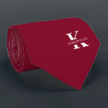 Corbata Elegante Monograma Bright Burgundy | Blanco|De un<br><div class="desc">Un elegante corbata con un audaz monograma blanco sobre un fondo burdeos brillante. Encima de este monograma se encuentra su nombre o apellido en todas las mayúsculas. Más de 40 colores únicos están disponibles en versiones de un solo lado y de dos lados. Puede examinarlas haciendo clic en el vínculo...</div>