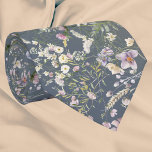 Corbata Elegante Vintage Dusty Blue Floral Boda Necktie<br><div class="desc">Complementa la vestimenta del novio con la corbata Vintage Elegant Dusty Blue Floral Necktie. Con un fondo azul oscuro adornado con elegantes flores acuarelas, esta corbata aporta un toque de sofisticación y estilo. El hotel forma parte de la colección de Bodas de Floral Azul Dusty Vintage Elegant, que garantiza un...</div>
