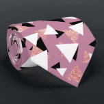 Corbata Elegantes triángulos geométricos rosa purpurina de<br><div class="desc">Patrón geométrico moderno y de moda con falsos purpurinas de oro rosa,  triángulos negros y blancos.</div>