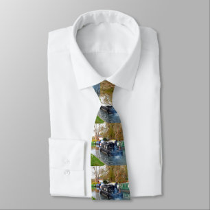 Corbata En barco por el canal de Newbury