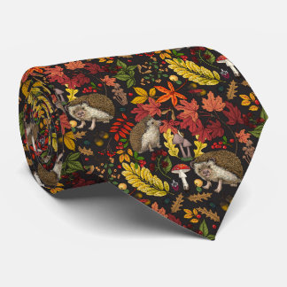 Corbata Erizo y flora del bosque de otoño sobre negro