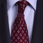 Corbata Escalas de Borgoña de abogado de justicia<br><div class="desc">Este diseño clásico y conservador presenta la escala de justicia que se imparte en una variedad de coloridos orígenes y es ideal para un abogado, abogado, fiscal, juez, parajurídico, o incluso un estudiante de derecho que celebra su graduación o aprueba el examen de bar. Cree un paquete de regalo único...</div>