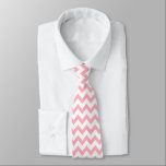 Corbata Escándalo blanco rosado del patrón de Moda Zig Zag<br><div class="desc">Patrón clásico de chevron,  decoración y regalos de la casa nórdica escandinava rosa pastel y blanca. Chevron zigzag v dio forma a un tradicional empate estético de patrón boho en el cuello.</div>