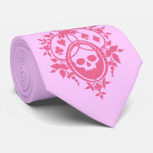 Corbata Escudo rosa con calavera y trajes de piel con corb