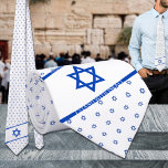 Corbata Estoy Con Israel Estrella Blanca Azul De David<br><div class="desc">Una estrella blanca y azul de corbata de cuello de David boda con una minúscula estrella azul de David de pequeño tamaño en un patrón repetido contra un fondo blanco y sólido puro con una bandera israelí con las palabras "Yo apoyo a Israel" en la parte inferior delantera de la...</div>