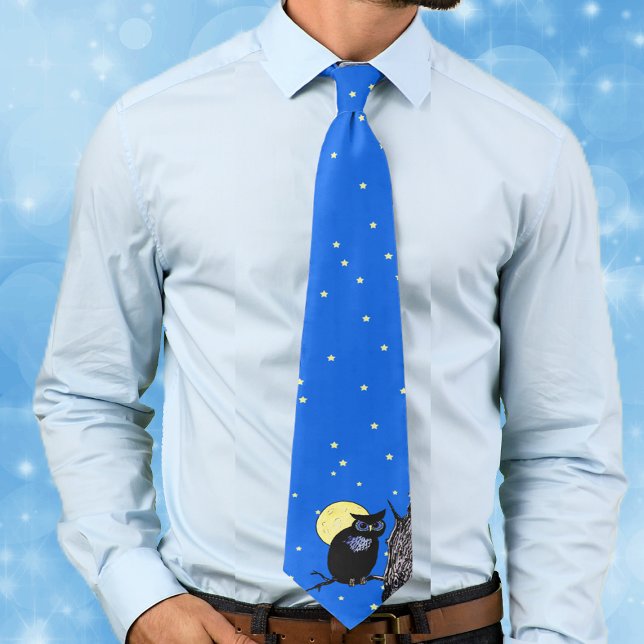 Corbata Estrellas de la luna del árbol de búho negro (Black owl on tree branch in night blue sky with yellow moon and stars on neck tie.)