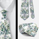 Corbata Eucalyptus Boda Neck Tie<br><div class="desc">Este espléndido fondo blanco y la corbata de las hojas de eucalipto son perfectos para añadir al armario o regalar a los padrinos por un boda. La vegetación del eucalipto le aporta un toque relajante al conjunto y es ideal para el trabajo o los eventos formales.</div>