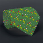 Corbata Extranjeros del espacio en Navidades de ciencia fi<br><div class="desc">¡Saludos de temporada, terrícolas! Esta corbata de cuello de Navidades festivos incluye ilustraciones de hombres pequeños verdes que usan sombreros de Papá Noel rojos con algunos adornos del globo de vacaciones que parecen planetas con estrellas blancas en un fondo verde. El lado inverso tiene un patrón de rayas verdes coordinadas....</div>