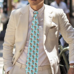 Corbata Fantasía Mermaid cola Verde azulada<br><div class="desc">Sirena de cabello rojo con joyas de oro. La sirena tiene una cola verde azulada,  azul y verde. Alrededor de la sirena hay un caballito de mar,  peces gelatina,  conchas marinas y burbujas de agua,  todo en el fondo de azul</div>