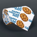 Corbata Feliz Día de Desafío Hanukkah Chanukah<br><div class="desc">Presenta un ilustracion original de un pan de jalita trenzado,  con FELIZ DÍAS DE CHALA en un divertido tipo de letra. ¡Genial para Hanukkah! ¿No ves lo que estás buscando? ¿Necesita ayuda con la personalización? Póngase en contacto con este diseñador para que tenga algo creado sólo para usted.</div>