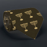 Corbata Festival Hanukkah Fiesta Patrón Menorah Oro<br><div class="desc">Diseño de lazos con Feliz Fiesta Hanukkah Decoración Hermosa, Festividad Judía, símbolos adorno festivo. Hanukkah lujoso fondo Vintage Gold con símbolos tradicionales de Chanukah - menorah dorada, candelabro con velas, hanukkiah (chanukkiah), estrella de David y doodle de luces brillantes, estilo vintage. Decoración del Festival Hanukkah. Jerusalén, Israel. Diseño único para...</div>