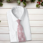 Corbata Festividad del patrón de copos de nieve rosa para<br><div class="desc">Este diseño fue creado a través del arte digital. Se puede personalizar haciendo clic en el botón personalizar y cambiando el color, agregando un nombre, iniciales o tus palabras favoritas. Contáctame en colorflowcreations@gmail.com si quieres tener este diseño en otro producto. Compra mi pintura de acrílico abstracta original a la venta...</div>