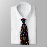 Corbata Fiesta del Festival Hanukkah Patrón de doodle azul<br><div class="desc">Diseño de lazos con Feliz Fiesta Hanukkah Hermosa decoración, festividad judía, símbolos adorno festivo. Hanukkah Fondo negro con símbolos coloridos tradicionales de Chanukah - dreidels de madera (hilatura superior), doughnut, menorah de oro, velas, estrella de David y doodle de luces brillantes, estilo personalizado. Decoración del Festival Hanukkah. Jerusalén, Israel. Diseño...</div>