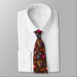 Corbata Fiesta del Festival Hanukkah Patrón de doodle azul<br><div class="desc">Diseño de lazos con Feliz Fiesta Hanukkah Decoración Hermosa, Festividad Judía, símbolos adorno festivo. Fondo marrón Hanukkah con símbolos coloridos tradicionales de Chanukah - dreidels de madera (hilatura superior), doughnut, menorah de oro, velas, estrella de David y doodle de luces brillantes, estilo personalizado. Decoración del Festival Hanukkah. Jerusalén, Israel. Diseño...</div>