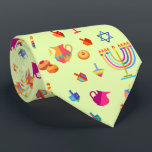 Corbata Fiesta del Festival Hanukkah Patrón de doodle de m<br><div class="desc">Diseño de lazos con Feliz Fiesta Hanukkah Hermosa Decoración Azul, Festividad Judía, símbolos adorno festivo. Fondo colorido de Hanukkah con símbolos tradicionales de Chanukah - dreidels de madera (hilatura superior), doughnut, menorah de oro, velas, estrella de David y doodle de luces brillantes. Decoración del Festival Hanukkah. Jerusalén, Israel. Diseño único...</div>
